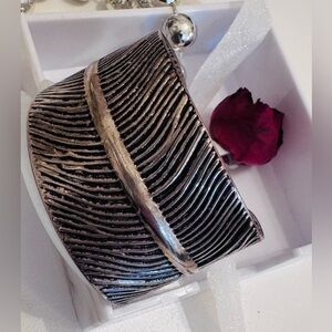 Vida Silver Textured Cuff Bracelet- Feather